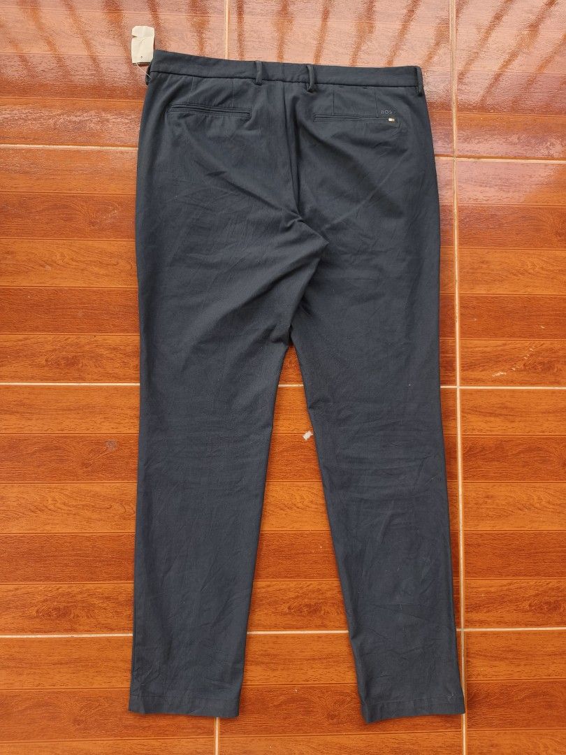 Hugo boss Chino (Category: Chinos) located in San Isidro. Submitted by goldendogs (Listing ID 1468587128, Image 2). Description: Hugo Boss Waist 34 - 36 / 43 Length / 7 Leg opening / Thigh 13 Asnew condition Strechable Relax fit Flawless / Prestine condition Dm 📥.