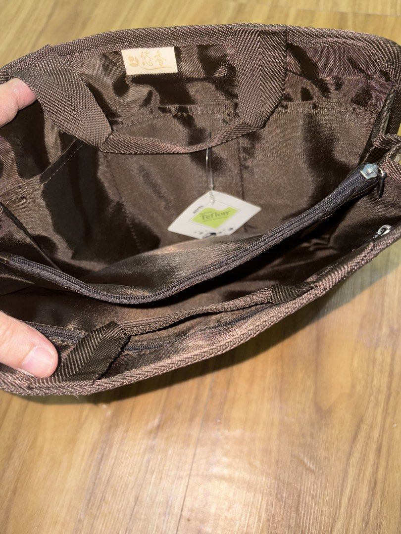 Insert bag / pouch with handle (Category: Purses & Pouches) located in Santa Rosa. Submitted by collectiblesitems.ph (Listing ID 1468678734, Image 2). Description: Multicompartment. New with tag. From Japan.