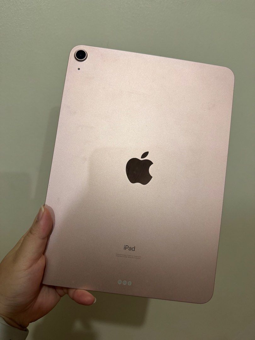 iPad Air 4 256 GB WIFI (Category: iPad) located in Quezon City. Submitted by beautyandmore (Listing ID 1468544141, Image 1). Description: Ipad Only - 20K Ipad & keyboard - 29K Apple magic Keyboard only - 10K No dents, no issues.