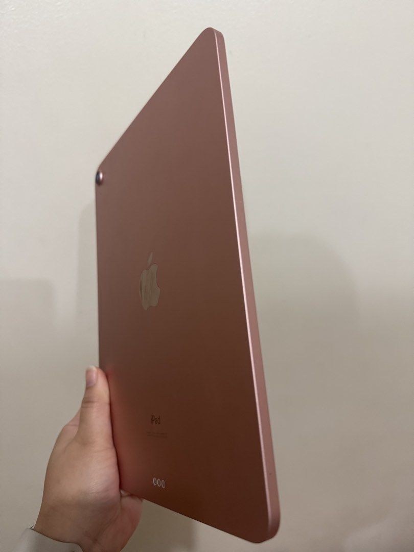 iPad Air 4 256 GB WIFI (Category: iPad) located in Quezon City. Submitted by beautyandmore (Listing ID 1468544141, Image 2). Description: Ipad Only - 20K Ipad & keyboard - 29K Apple magic Keyboard only - 10K No dents, no issues.