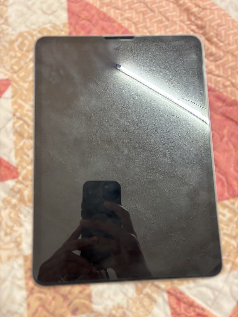 Ipad Pro (Category: iPad) located in Kuala Lumpur. Submitted by zayn12358590 (Listing ID 1468668452, Image 2). Description: - Model: iPad Pro M2 (11-inch) - Color: Silver - Storage: 128GB - Condition: Pristine, well-maintained with clean screen and body - Features: Powerful M2 chip, high-res display, dual camera setup - Deal Method: Meetup at Ampang Point Shopping Centre.