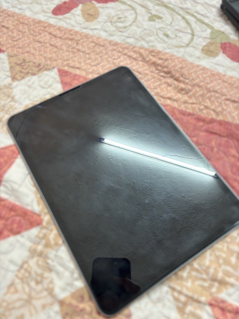 Ipad Pro (Category: iPad) located in Kuala Lumpur. Submitted by zayn12358590 (Listing ID 1468668452, Image 3). Description: - Model: iPad Pro M2 (11-inch) - Color: Silver - Storage: 128GB - Condition: Pristine, well-maintained with clean screen and body - Features: Powerful M2 chip, high-res display, dual camera setup - Deal Method: Meetup at Ampang Point Shopping Centre.