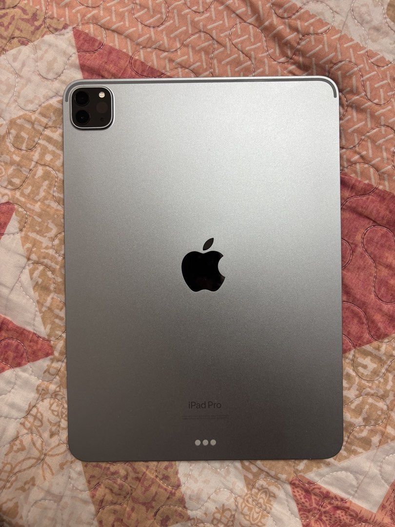 Ipad Pro (Category: iPad) located in Kuala Lumpur. Submitted by zayn12358590 (Listing ID 1468668452, Image 1). Description: - Model: iPad Pro M2 (11-inch) - Color: Silver - Storage: 128GB - Condition: Pristine, well-maintained with clean screen and body - Features: Powerful M2 chip, high-res display, dual camera setup - Deal Method: Meetup at Ampang Point Shopping Centre.