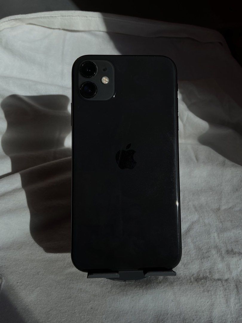 IPhone 11 (Category: iPhone 11 Series) located in San Fernando. Submitted by keysjeyshop (Listing ID 1468615418, Image 1). Description: IPHONE 11 68gb Black ₱7.5k (nego for sure buyer) 80%BH (orig batt ) ios 26.5 wife used only no history of repair inclusion: unit,charger&case ✅face id & true tone works ✅unli reset issue: may few scratches sa screen at paint chip sa camera..