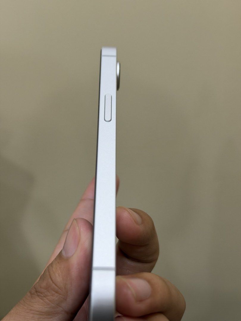IPHONE 16E (Category: iPhone 16 Series) located in Pasig City. Submitted by hshmt (Listing ID 1468578405, Image 3). Description: - Model: iPhone 16e - Color: White - Storage: 512GB - Battery Health: 100% (Normal, low cycle count) - Condition: Excellent, pristine body and camera housing - from GLOBE .