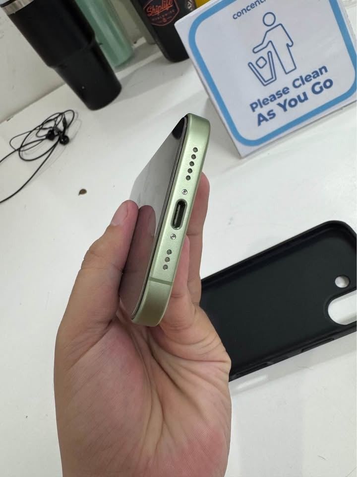 iPhone 17 (Category: iPhone 17 Series) located in Bulacan. Submitted by jly.ph (Listing ID 1468588085, Image 3). Description: for sale or swap iPhone 17 256gb 98bh 220cc Fu any sim local variant under warranty March 2027 unit orig cord case only 44k nego 45k swapping malolos bulacan.