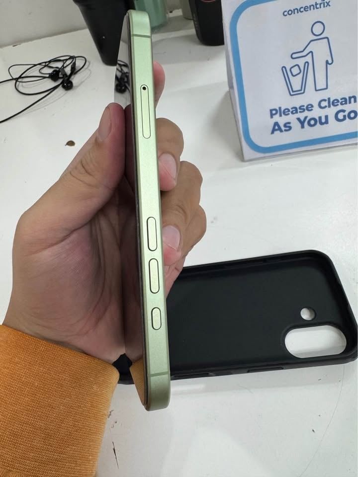 iPhone 17 (Category: iPhone 17 Series) located in Bulacan. Submitted by jly.ph (Listing ID 1468588085, Image 2). Description: for sale or swap iPhone 17 256gb 98bh 220cc Fu any sim local variant under warranty March 2027 unit orig cord case only 44k nego 45k swapping malolos bulacan.