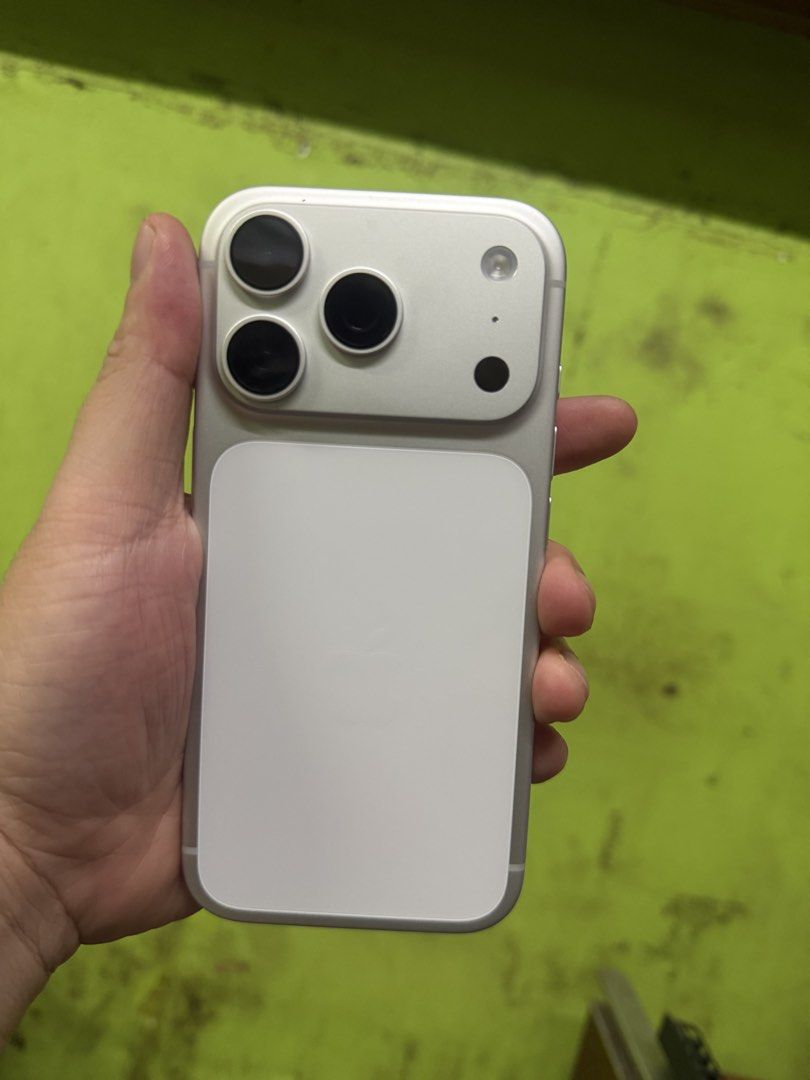 iPhone 17 pro (Category: iPhone 17 Series) located in San Juan City. Submitted by lapuzmarkb65105 (Listing ID 1468521098, Image 2). Description: Complte Factory unlock us variant No issue makinis 2cc lang Bagong bago pa .