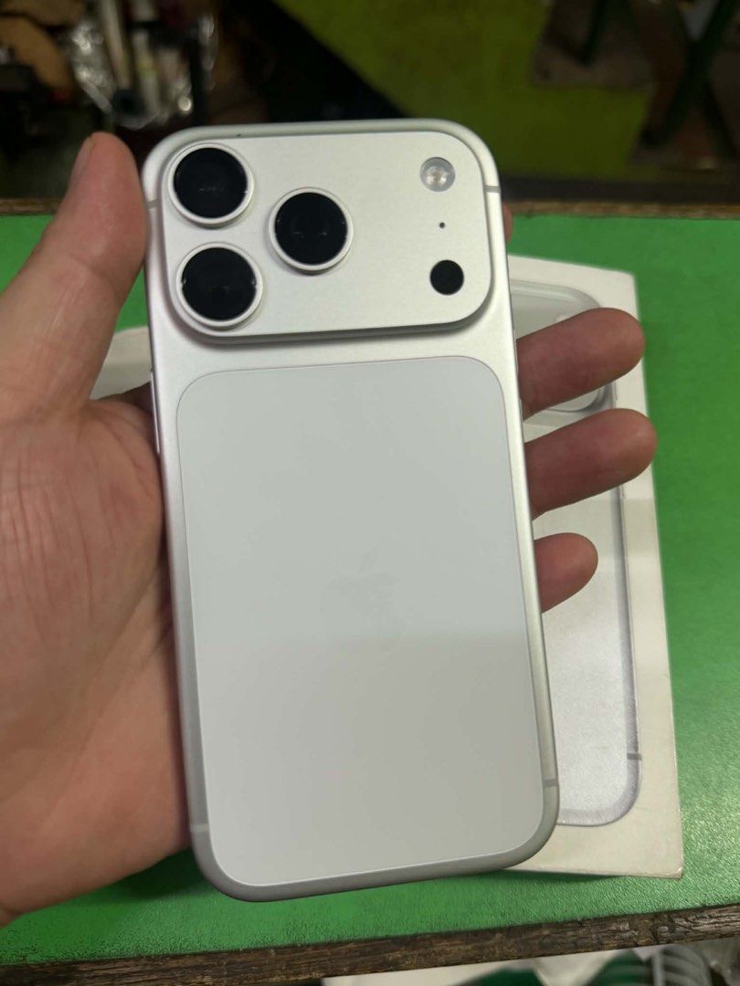 iPhone 17 Pro 512Gb (Category: iPhone 17 Series) located in Manila. Submitted by mark021210 (Listing ID 1468569081, Image 3). Description: iphone 17 pro 512gb factory unlock us variant complete set 3 CC 100BH Until July 2027 warranty.