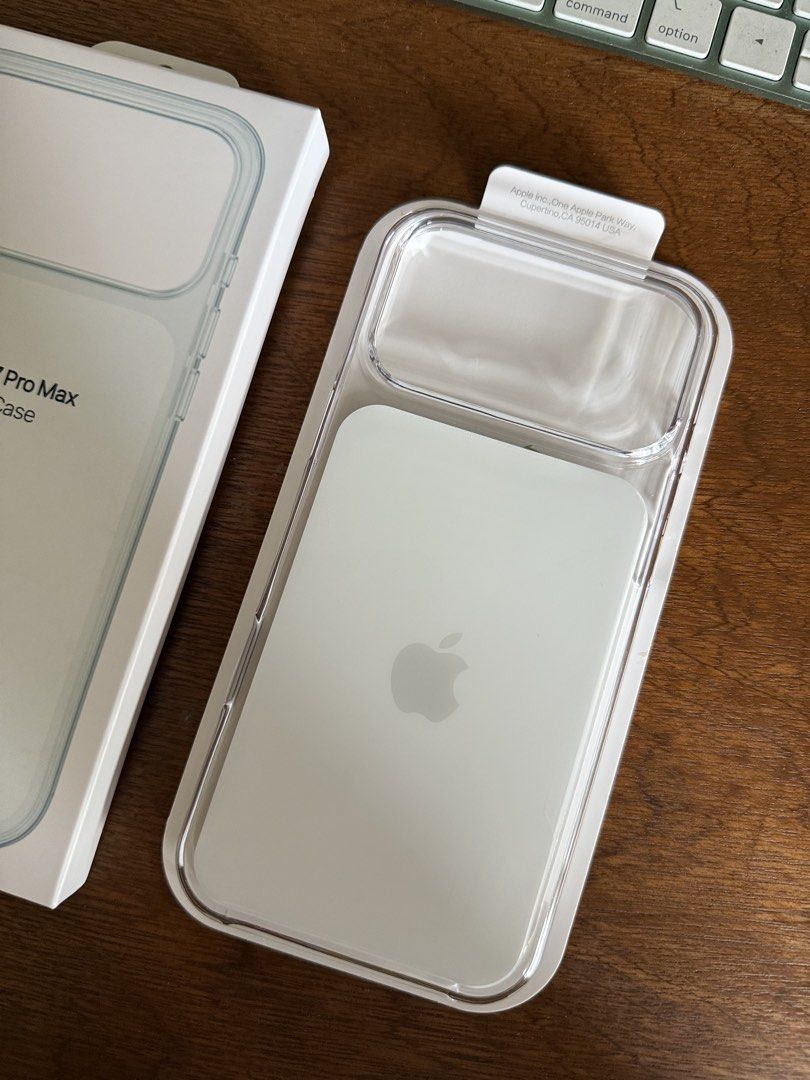 iPhone 17 Pro / 17 Pro Max / 18 Pro Max Clear MagSafe Case Cover [Clear] (Category: Cases & Sleeves) located in Manila. Submitted by razelysonn (Listing ID 1468561638, Image 2). Description: Pm me avail on hand :).