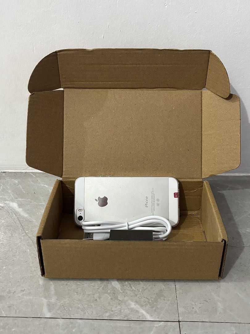 iPhone 5s (Category: Others) located in Manila. Submitted by urechicthrftmnl (Listing ID 1468710661, Image 3). Description: With charger (Orig price 1,700).