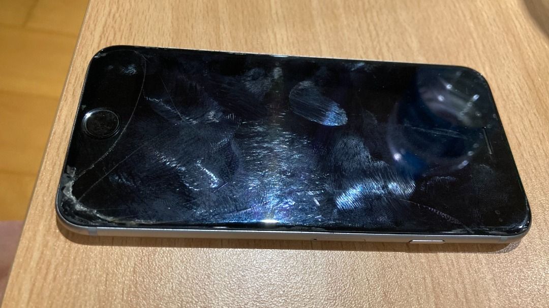 IPhone 6S 64GB (Category: iPhone 6 Series) located in Santa Rosa. Submitted by mael_ (Listing ID 1468581841, Image 2). Description: - Model: iPhone 6S - Storage Capacity: 64GB - Color: Silver May crack na ang screen. 70% na din battery capacity. Di na nagagamit baka may gusto gumamit, sayang din kung itapon lang. Usable pa pag napalitan ng battery at screen..