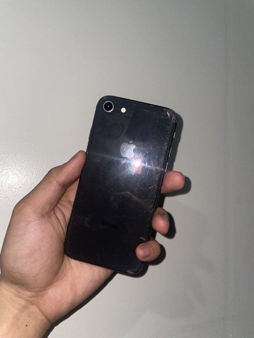 Iphone 8 64gb (Category: iPhone 8 Series) located in Manila. Submitted by zade__ (Listing ID 1468696737, Image 2). Description: Iphone 8 64gb 100% bh kapapalit lang (gx oled) Honest issue agad; -as you can see sa picture basag lcd and backhlass pero hindu nakakaapekto sa performance -no front cam, naputol lang ‘yung flex so pwede mo panpalitan -shakey back cam pero may magnet nang kasama, hindi halata backglass at nagnet ‘pag may case Unit, 2case