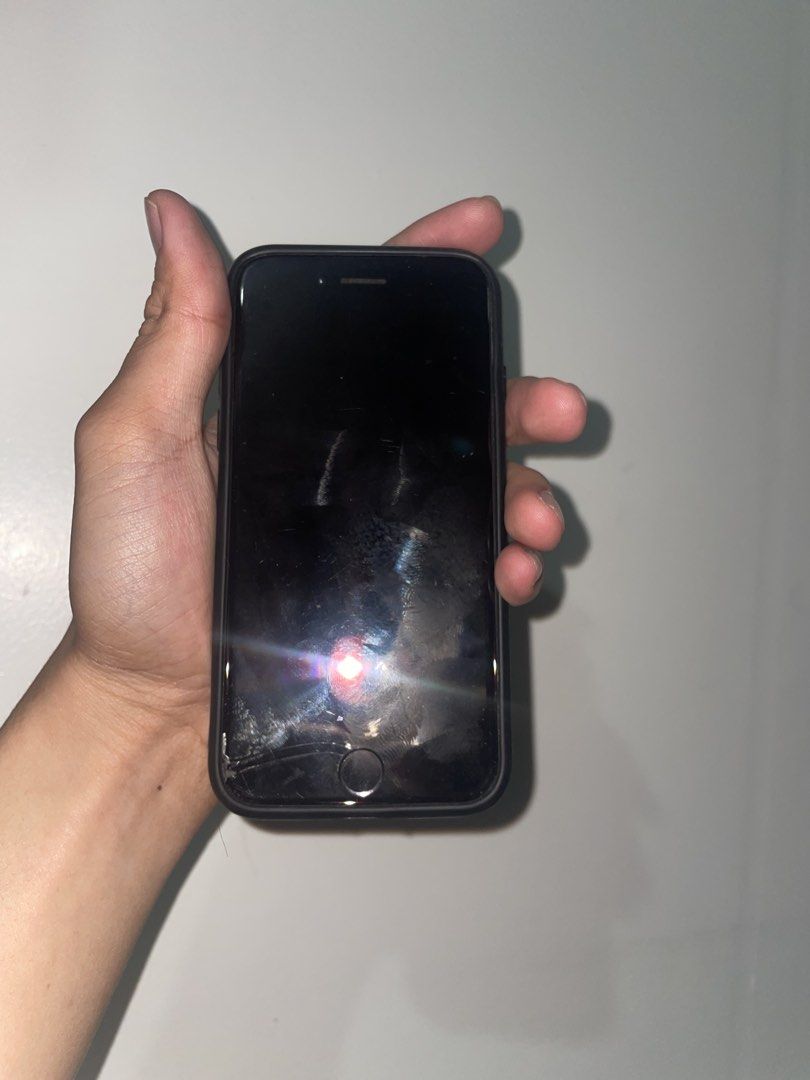 Iphone 8 64gb (Category: iPhone 8 Series) located in Manila. Submitted by zade__ (Listing ID 1468696737, Image 1). Description: Iphone 8 64gb 100% bh kapapalit lang (gx oled) Honest issue agad; -as you can see sa picture basag lcd and backhlass pero hindu nakakaapekto sa performance -no front cam, naputol lang ‘yung flex so pwede mo panpalitan -shakey back cam pero may magnet nang kasama, hindi halata backglass at nagnet ‘pag may case Unit, 2case