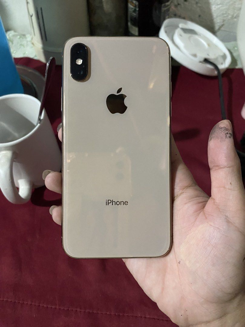 Iphone Xs (Category: iPhone X Series) located in Pasig City. Submitted by spidegoey (Listing ID 1468683921, Image 1). Description: Iphone Xs 64gb 5400 nego Color Gold No issuee 76bh Truetone Working Face Id Working Unli Reset .