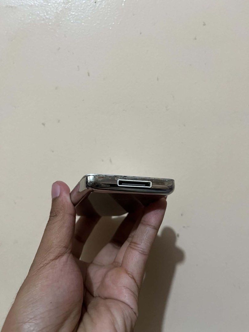 Ipod classic 6th gen (Category: Portable Music Players) located in Quezon City. Submitted by all_about_retro (Listing ID 1468633347, Image 3). Description: Ipod classic 6th gen 80gb Tested Good board Good hdd Issue: lcd, front plate, dead battery, ung clickhweel ayaw gumana pero napipindot Good for parts, mod or repair Pickup.