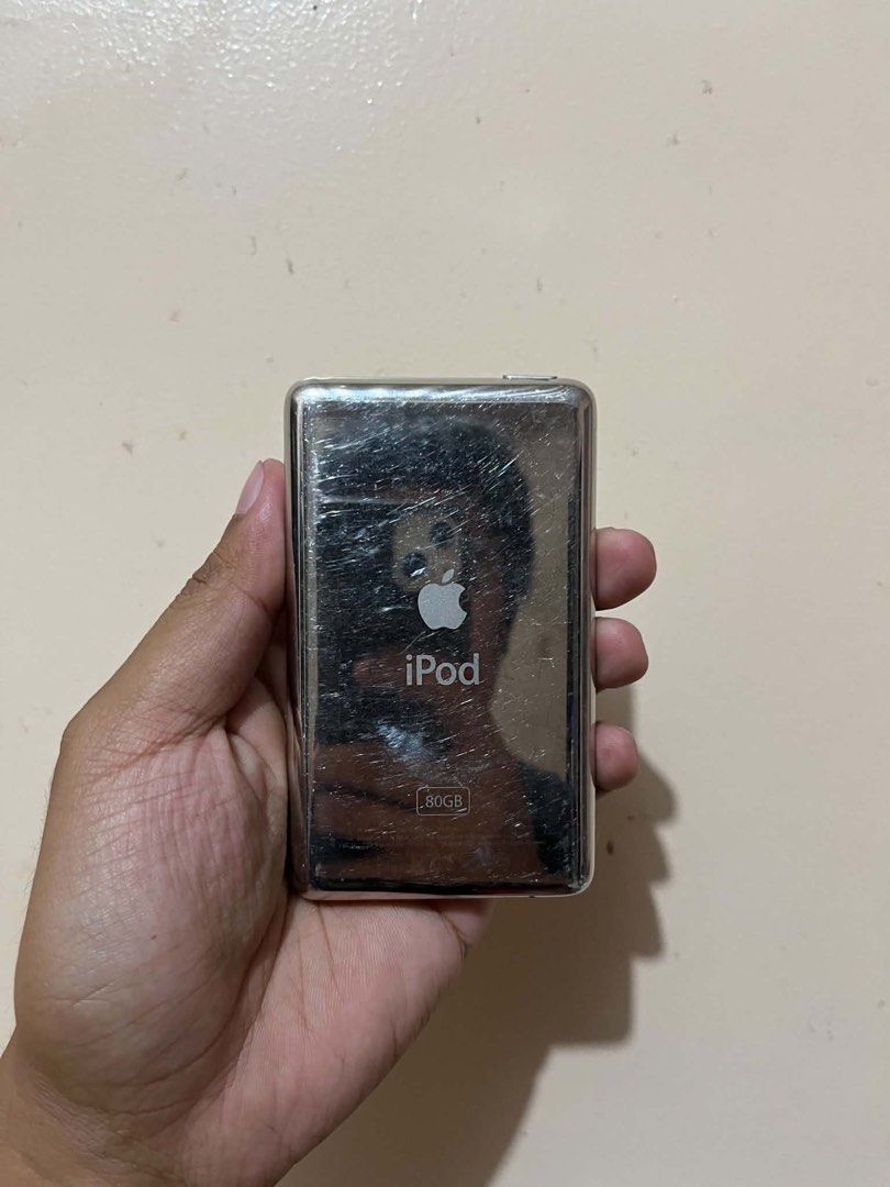Ipod classic 6th gen (Category: Portable Music Players) located in Quezon City. Submitted by all_about_retro (Listing ID 1468633347, Image 2). Description: Ipod classic 6th gen 80gb Tested Good board Good hdd Issue: lcd, front plate, dead battery, ung clickhweel ayaw gumana pero napipindot Good for parts, mod or repair Pickup.