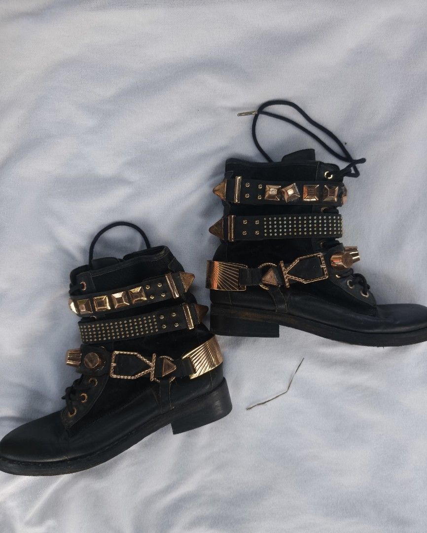Ivy Kirzhner (Category: Casual Shoes) located in Santa Cruz. Submitted by lesterpogs30 (Listing ID 1468684669, Image 2). Description: Ivy Kirzhner New York still in good shape 10 inches on Dimes size 36- 37.