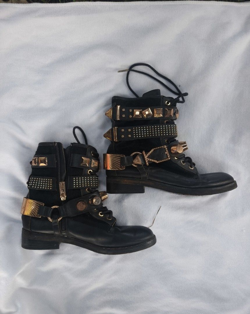 Ivy Kirzhner (Category: Casual Shoes) located in Santa Cruz. Submitted by lesterpogs30 (Listing ID 1468684669, Image 3). Description: Ivy Kirzhner New York still in good shape 10 inches on Dimes size 36- 37.