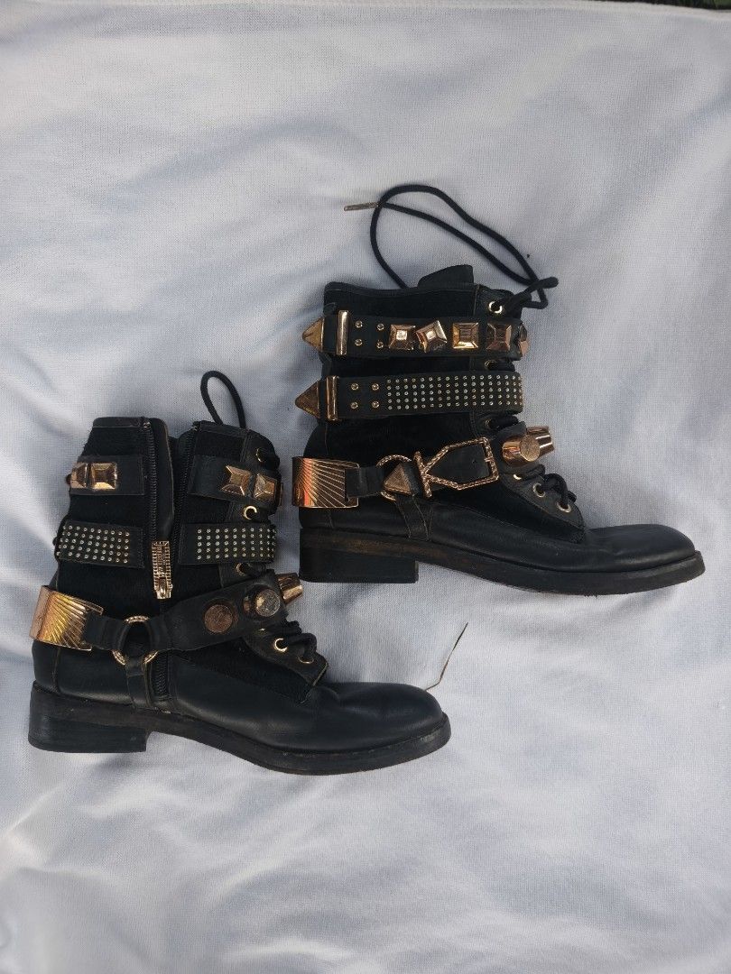 Ivy Kirzhner (Category: Casual Shoes) located in Santa Cruz. Submitted by lesterpogs30 (Listing ID 1468684669, Image 1). Description: Ivy Kirzhner New York still in good shape 10 inches on Dimes size 36- 37.