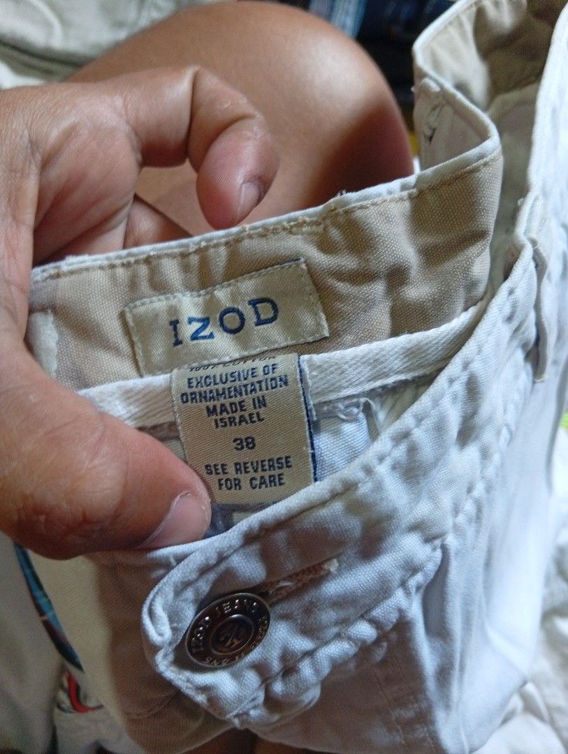 IZOD Cargo Shorts Size 38 White (Category: Shorts) located in Quezon City. Submitted by asu06 (Listing ID 1468692579, Image 2). Description: - Brand: IZOD - Color: White - Size: 38 - Material: 100% breathable cotton - Features: Multiple utility pockets on sides and back, classic button closure with zipper fly - Condition: Good everyday casual wear - Perfect for outdoor activities and laid-back weekends.