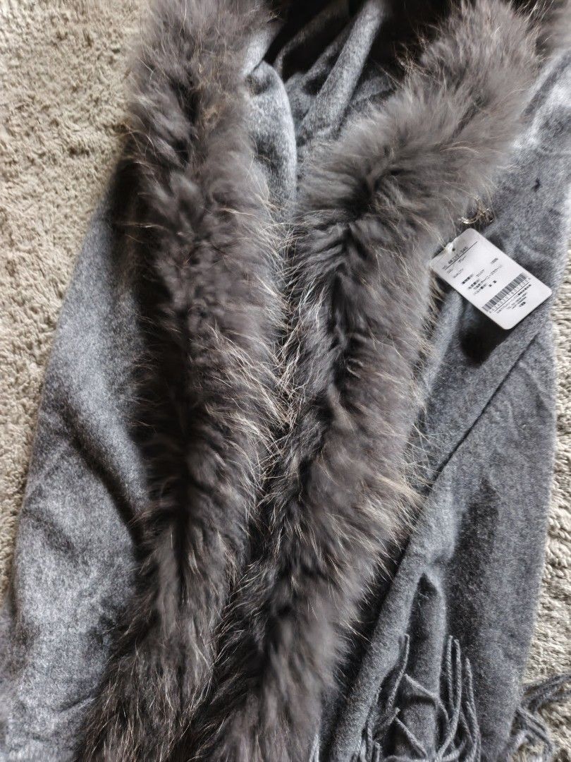 Japan furr clasp scarf (Category: Scarves) located in Manila. Submitted by vyre.archive (Listing ID 1468597225, Image 2). Description: .