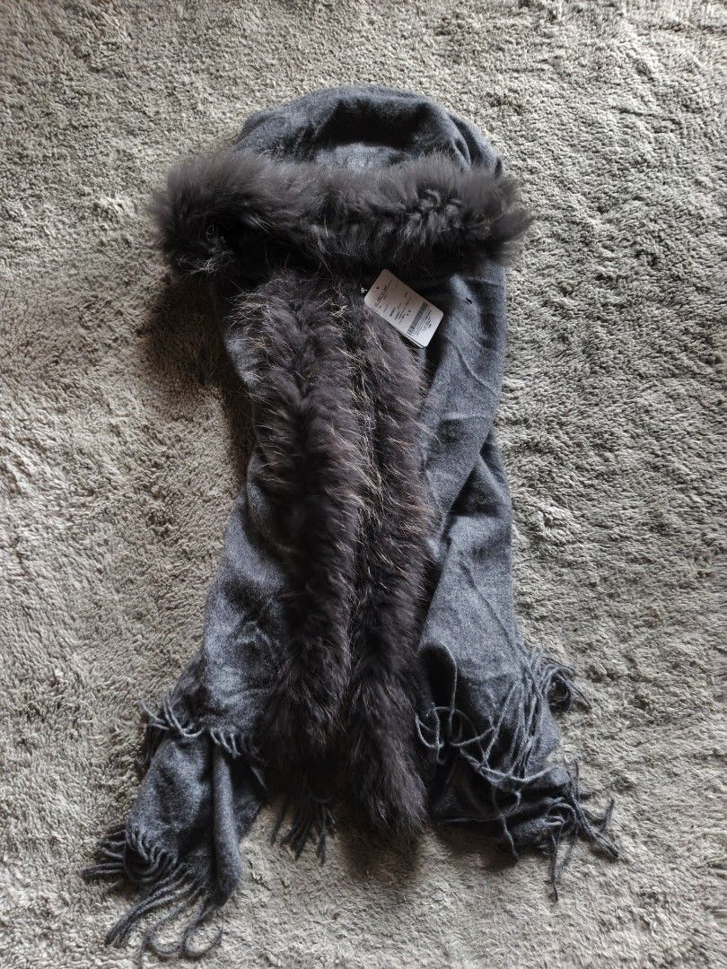 Japan furr clasp scarf (Category: Scarves) located in Manila. Submitted by vyre.archive (Listing ID 1468597225, Image 3). Description: .