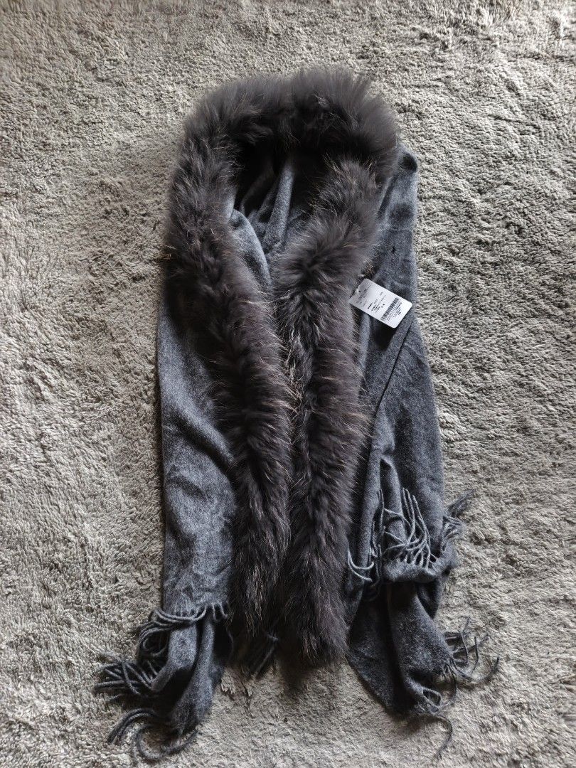 Japan furr clasp scarf (Category: Scarves) located in Manila. Submitted by vyre.archive (Listing ID 1468597225, Image 1). Description: .