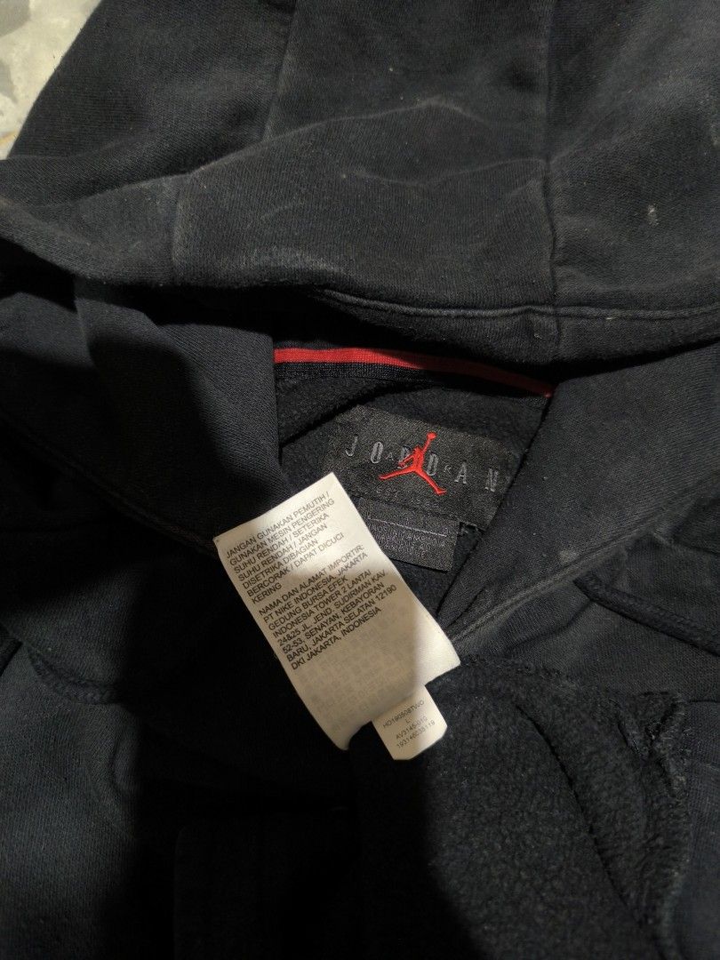 Jordan hoodie pullover (Category: Activewear) located in Davao. Submitted by gabriieeel (Listing ID 1468595573, Image 2). Description: jordan hoodie pullover with big logo at the front condi 8/10 slightly fade and no other issue unli refund.