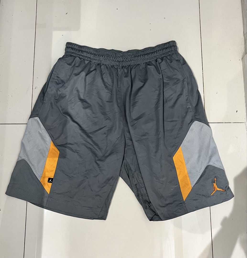 Jordan Short (Category: Shorts) located in Valencia. Submitted by yaku_lux (Listing ID 1468640161, Image 1). Description: Jordan Shorts Youth Size Waistline 32 Length 23 No Flaws Authentic .