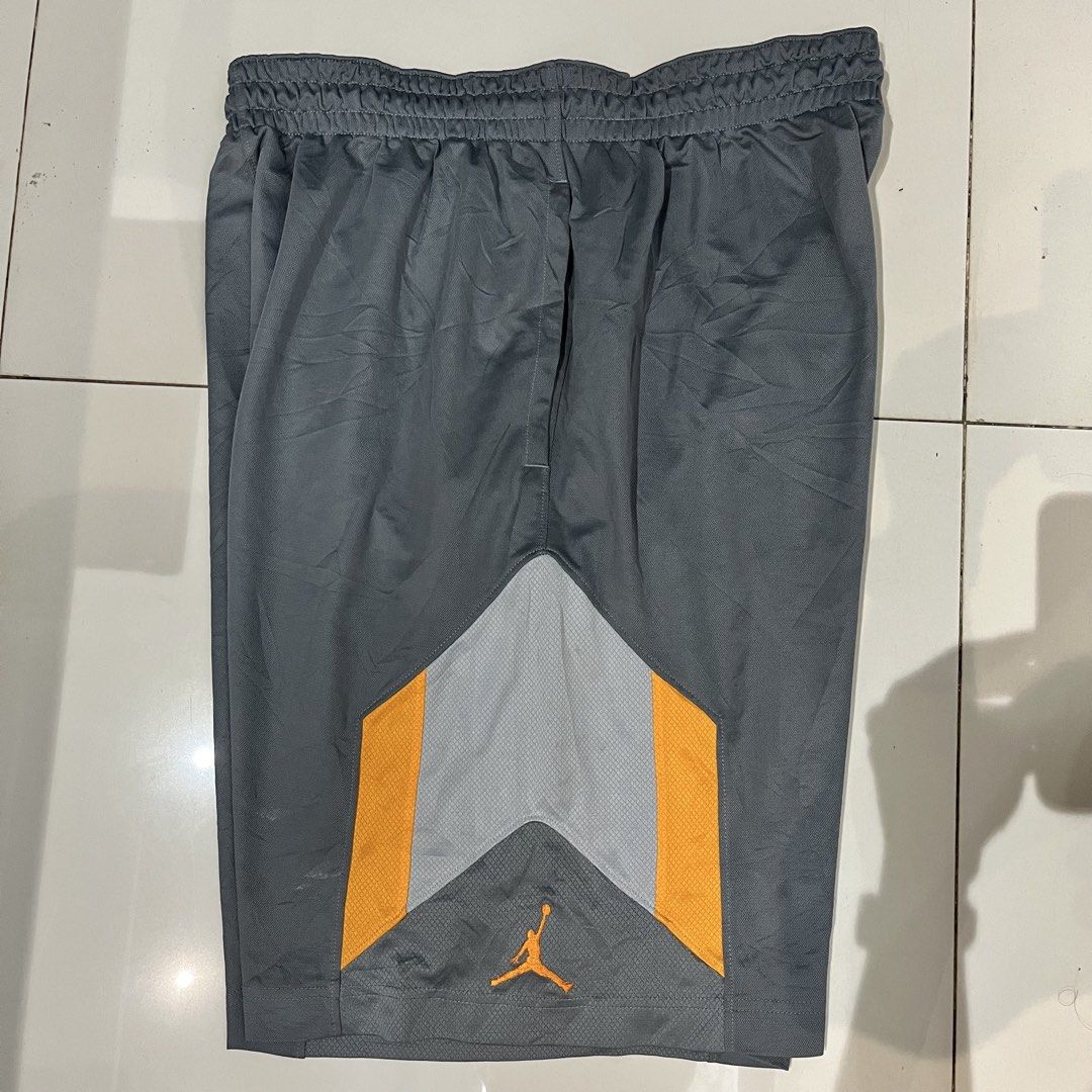 Jordan Short (Category: Shorts) located in Valencia. Submitted by yaku_lux (Listing ID 1468640161, Image 2). Description: Jordan Shorts Youth Size Waistline 32 Length 23 No Flaws Authentic .