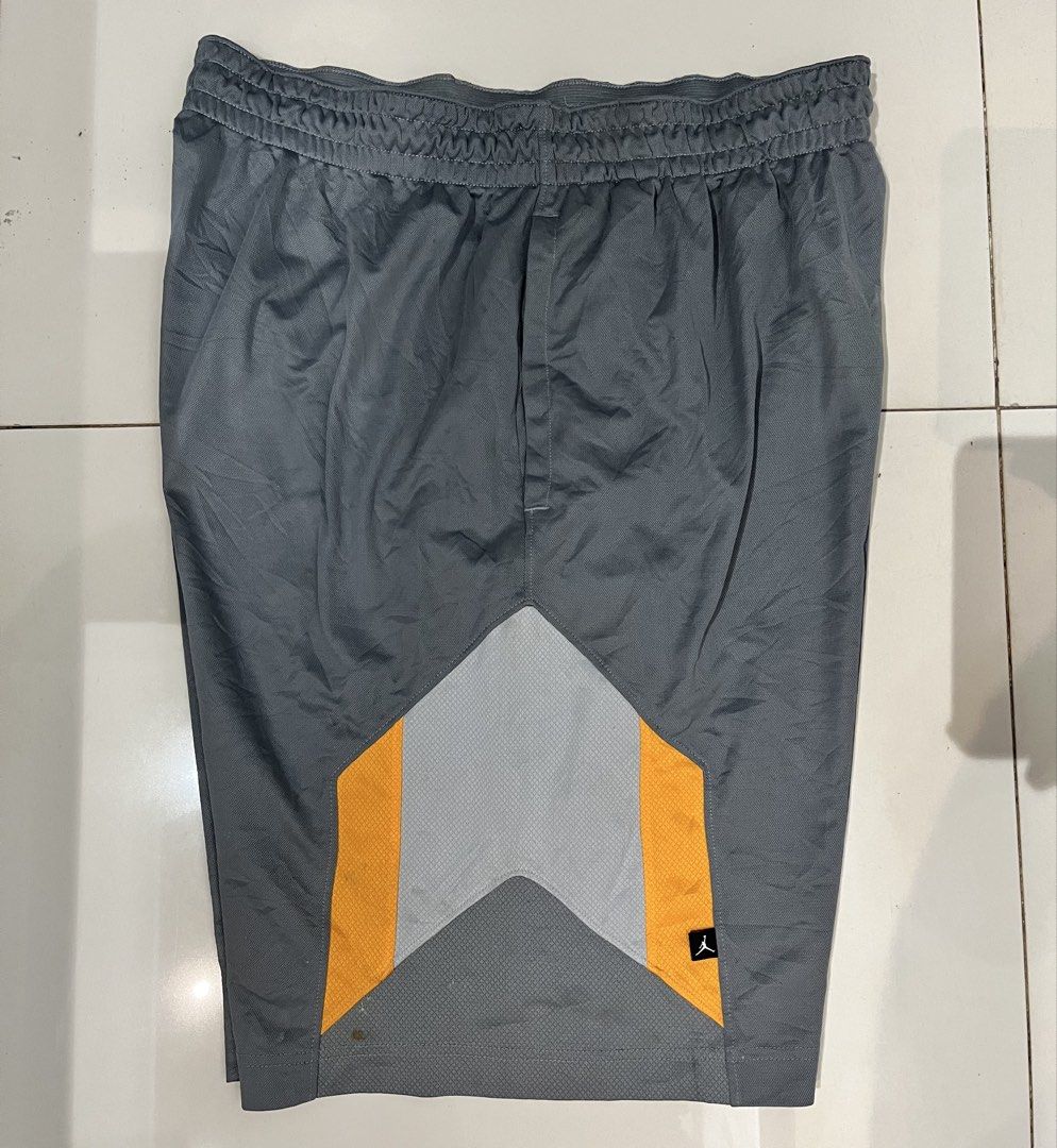 Jordan Short (Category: Shorts) located in Valencia. Submitted by yaku_lux (Listing ID 1468640161, Image 3). Description: Jordan Shorts Youth Size Waistline 32 Length 23 No Flaws Authentic .