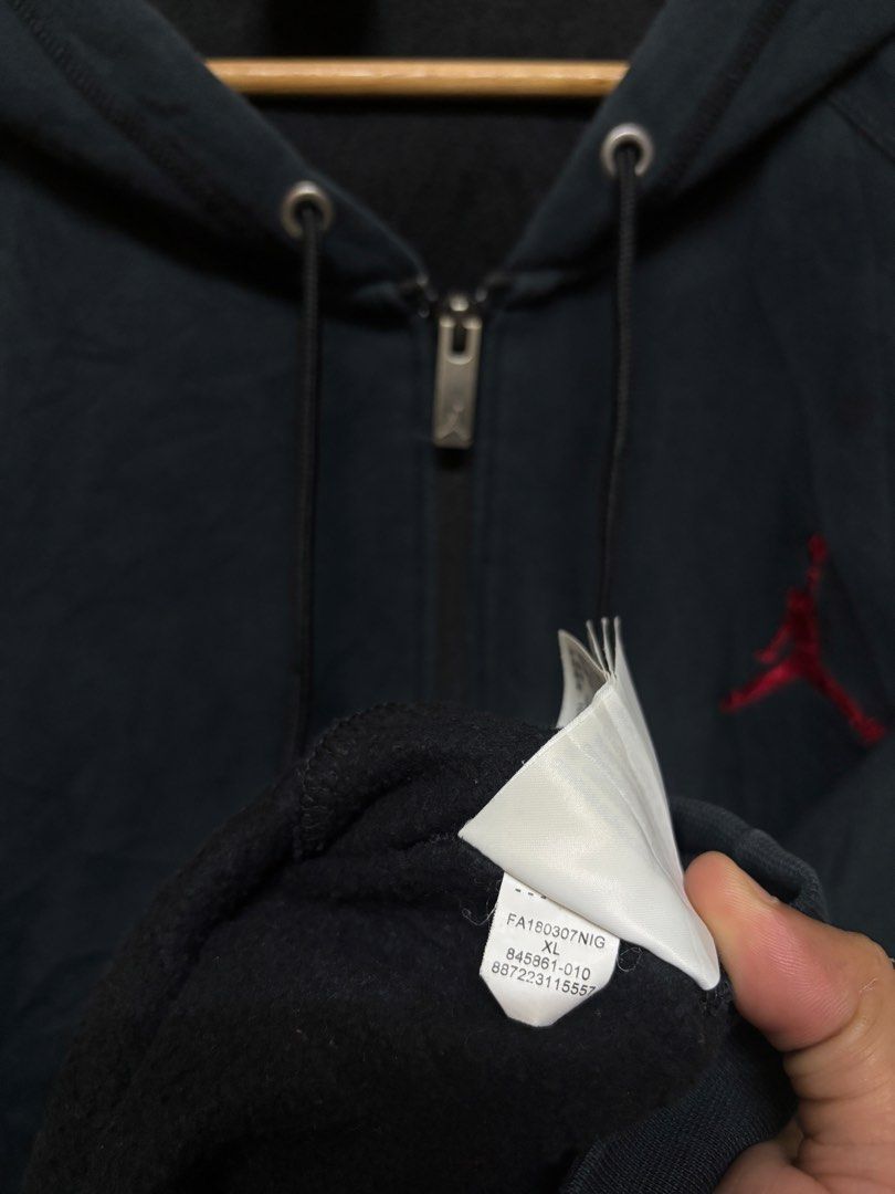 Jordan Zip Hoodie (Category: Coats, Jackets and Outerwear) located in Cavite. Submitted by staythrifted.23 (Listing ID 1468611372, Image 3). Description: X Large on 🏷️ Dimes : Lenght 29 Width 25 Excellent Color rate 9.5/10 Issue ❌ Loc. Cavite We ship nationwide Payment first .
