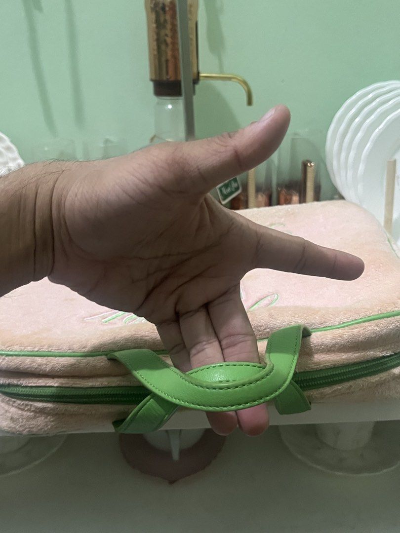 juicy couture hand bag (Category: Purses & Pouches) located in Manila. Submitted by thriftniyuno (Listing ID 1468628354, Image 3). Description: need wash only.