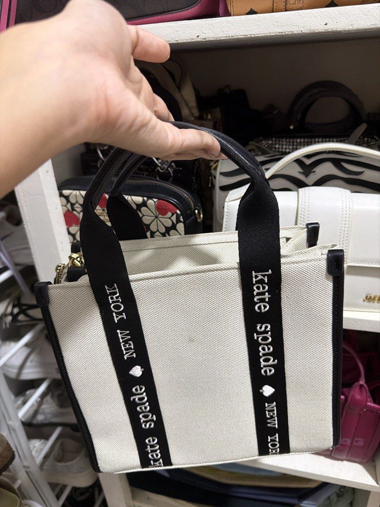 Kate spade (Category: Cross-body Bags) located in Pasig City. Submitted by rashamd (Listing ID 1468630333, Image 2). Description: 📌NOT OG BOUGHT ORANGE APP 📌TOPGRADE .