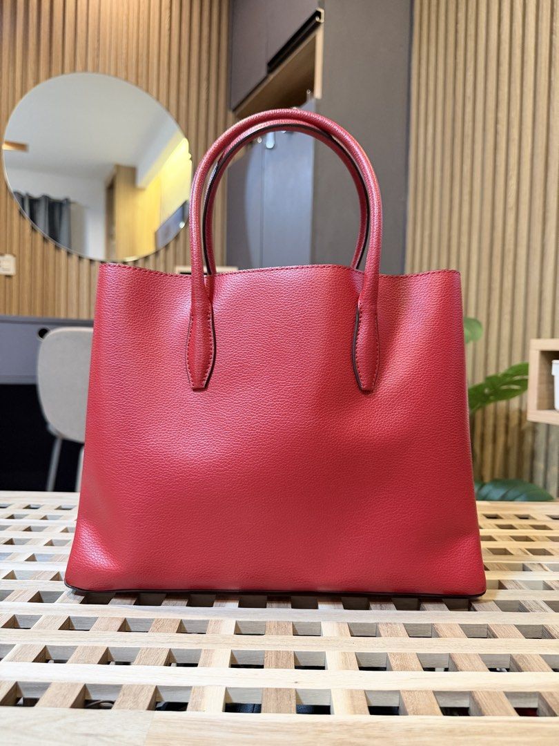 Kate Spade Eva satchel (Category: Tote Bags) located in Pasig City. Submitted by mandks (Listing ID 1468639173, Image 3). Description: Kate Spade Eva satchel 9.5/10 - my personal favoriiite ♥️ See last photo for very minor flaw (see corner — barely noticeable) Triple compartment Can fit a 10.5-inch tablet See 7th and 8th photo for size reference Prettier in person 🥰 ₱3,850 + shipping fee (J&T/Lalamove only).