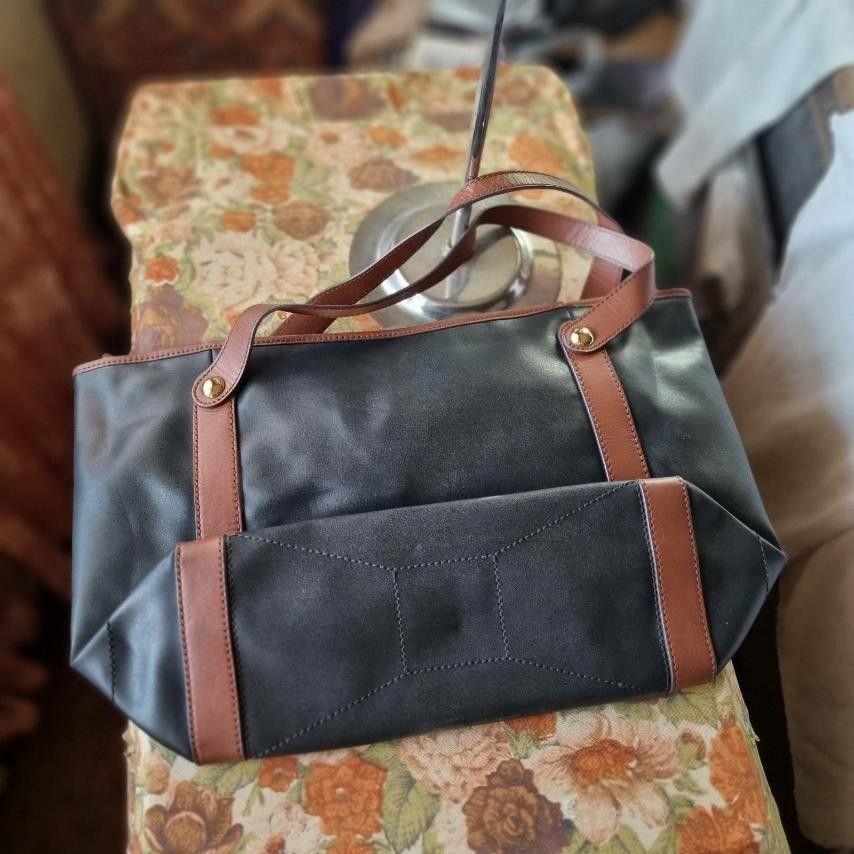 Kate spade leather tote bag (Category: Tote Bags) located in Manila. Submitted by onlinesmartshopping12 (Listing ID 1468503905, Image 2). Description: - Black tote bag - Brown leather straps and trim - Gold spade logo - Zipper closure - Light-colored, patterned lining - Small interior pocket - Rectangular shape with flat bottom.