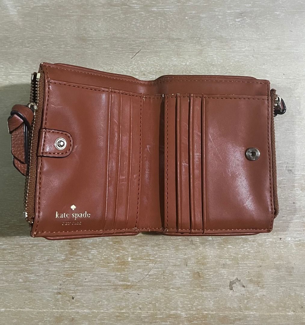 Kate Spade Malea Bifold Wallet (Category: Wallets & Card holders) located in Pasig City. Submitted by murphy.finds (Listing ID 1468566061, Image 2). Description: .