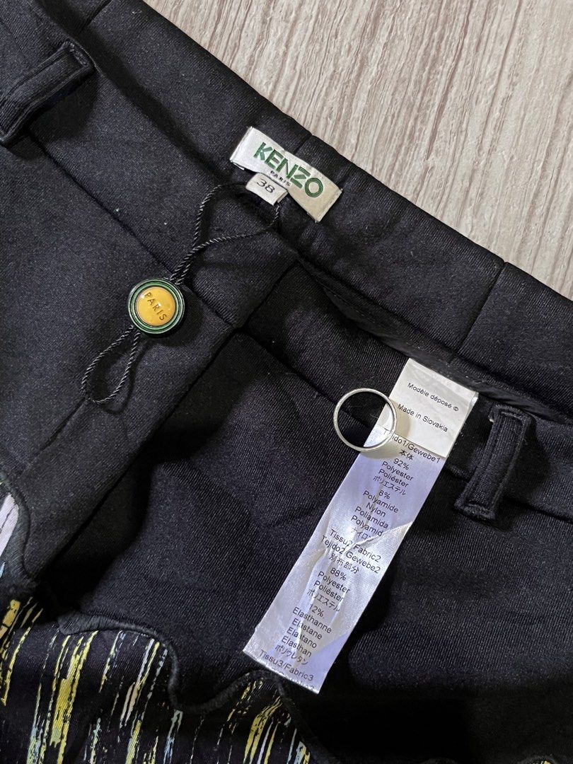 Kenzo Paris (Category: Shorts) located in Lopez. Submitted by goldenbird-0985 (Listing ID 1468634153, Image 2). Description: Kenzo Paris Deadstock No issue As new condition 32 waist 18 length.