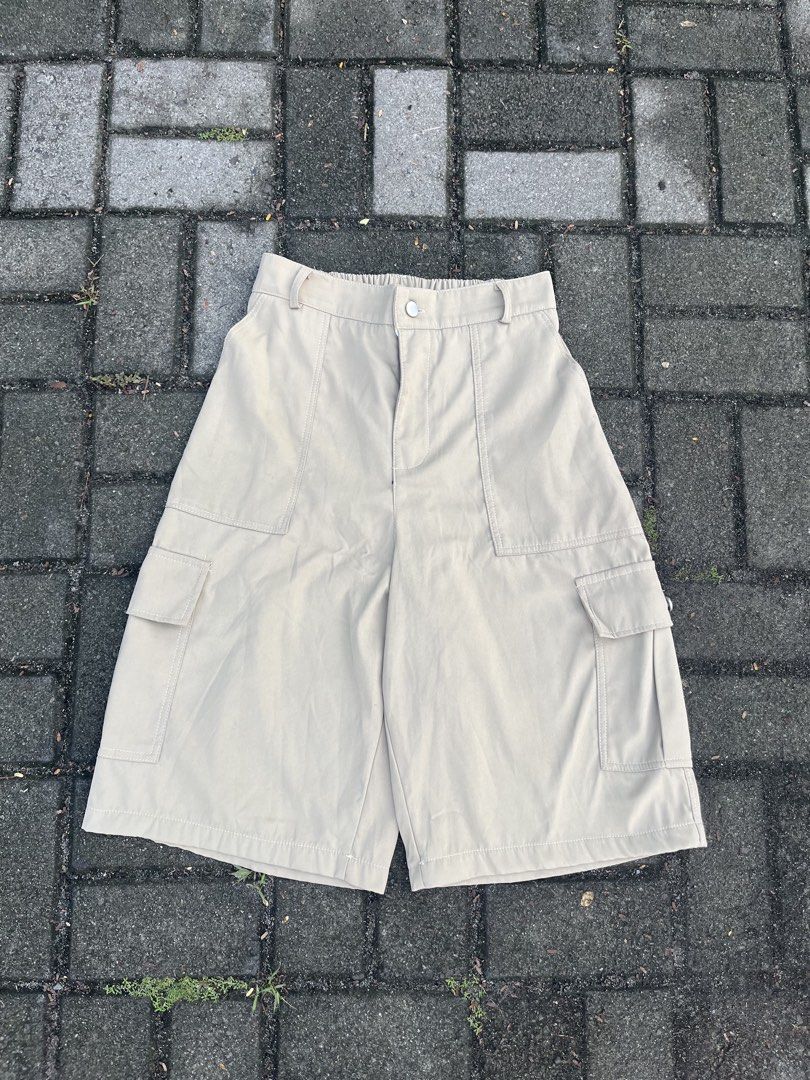 KHAKI LONG CARGO JORTS (Category: Shorts) located in Manila. Submitted by mikko. (Listing ID 1468590092, Image 1). Description: Khaki Long jorts 4 Pockets Cargo jorts With inners mesh Ganda ng tela nito! Complete buttons As new condition No issue W - 29-30 (back garterized) L - 25 Pm pm.
