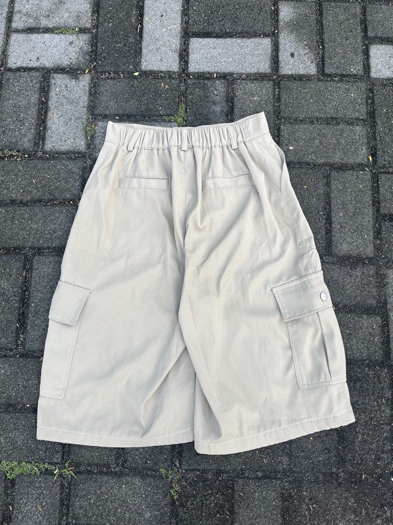 KHAKI LONG CARGO JORTS (Category: Shorts) located in Manila. Submitted by mikko. (Listing ID 1468590092, Image 2). Description: Khaki Long jorts 4 Pockets Cargo jorts With inners mesh Ganda ng tela nito! Complete buttons As new condition No issue W - 29-30 (back garterized) L - 25 Pm pm.