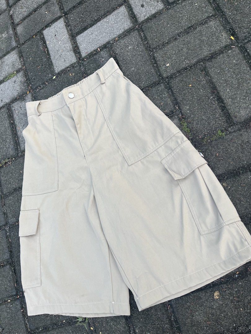 KHAKI LONG CARGO JORTS (Category: Shorts) located in Manila. Submitted by mikko. (Listing ID 1468590092, Image 3). Description: Khaki Long jorts 4 Pockets Cargo jorts With inners mesh Ganda ng tela nito! Complete buttons As new condition No issue W - 29-30 (back garterized) L - 25 Pm pm.