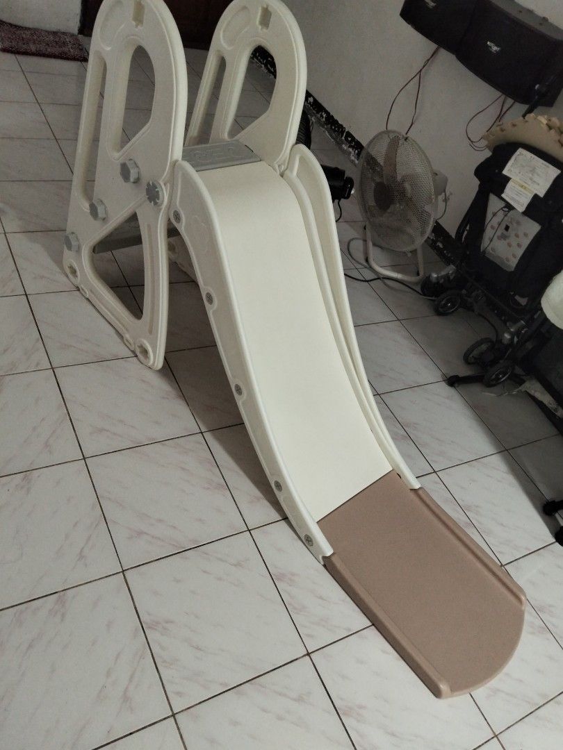 Kids Slide in Beige (Category: Infant Playtime) located in Cavite. Submitted by noblewind_d26884 (Listing ID 1468547104, Image 1). Description: Meron lang syang crack sa handle nasa last pic. Lagyan lang ng adhesive for plastic or tape. kayo na bahala. .