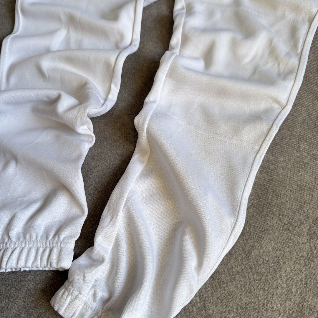 kids white jogger pants (Category: Babies & Kids Fashion) located in Baguio. Submitted by mapa_laku (Listing ID 1468711675, Image 2). Description: needs wash.