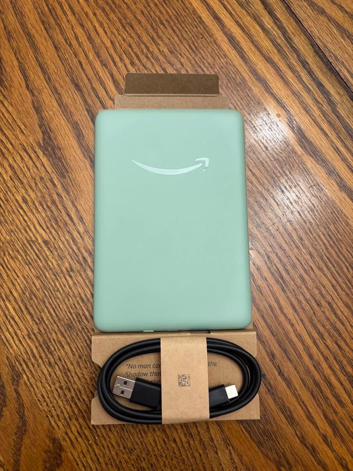 Kindle Basic 11th Generation 16GB Matcha Green 2024 (Category: E-Readers) located in Angeles City. Submitted by snnychn (Listing ID 1468706664, Image 3). Description: Pre-owned Kindle Basic in Matcha Green. Selling as an extra unit. Inclusions: • Original box • USB-C cable • Unit .