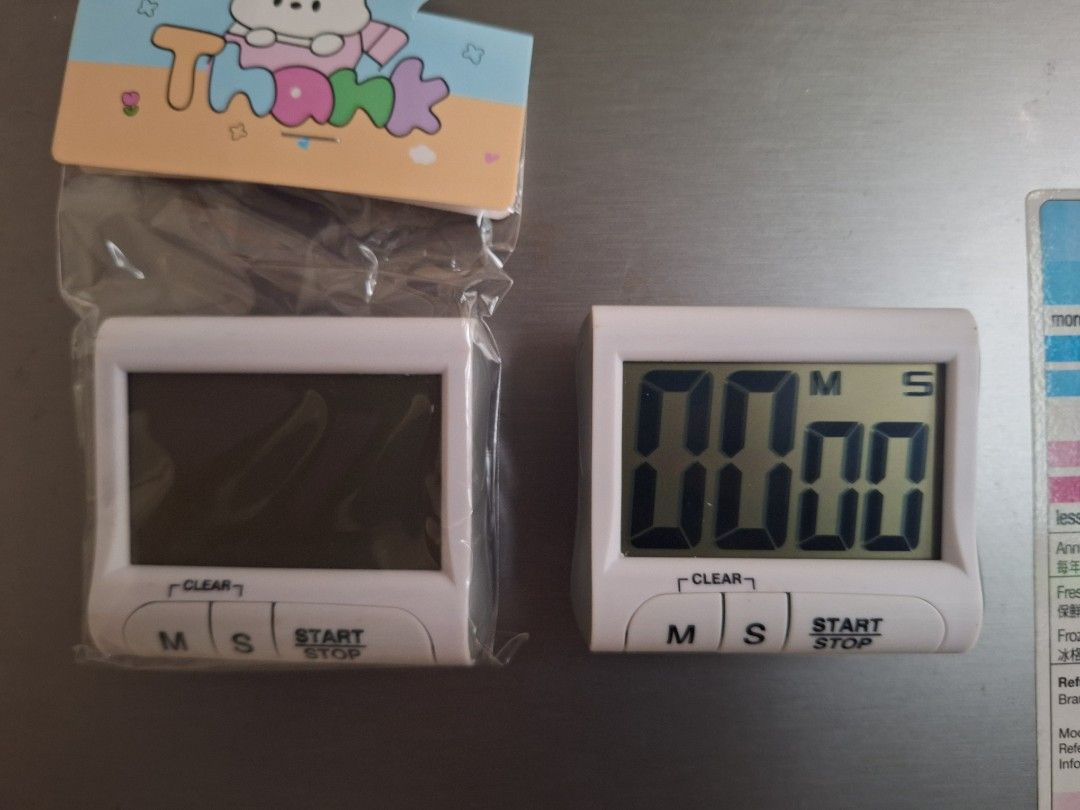 Kitchen Timer （分類：炊具及配件）位於 Hong Kong。 由 heyhihellohi 提交（商品編號 1468541951，圖片 1）。簡介： Kitchen timer Large LCD display with clear M, S, and START/STOP buttons. Counts up and down to seconds. Magnetic back and clip design, easy to stick on the fridge or clip anywhere. Unopened in original packaging. Great for cooking, baking, studying, or workouts.。