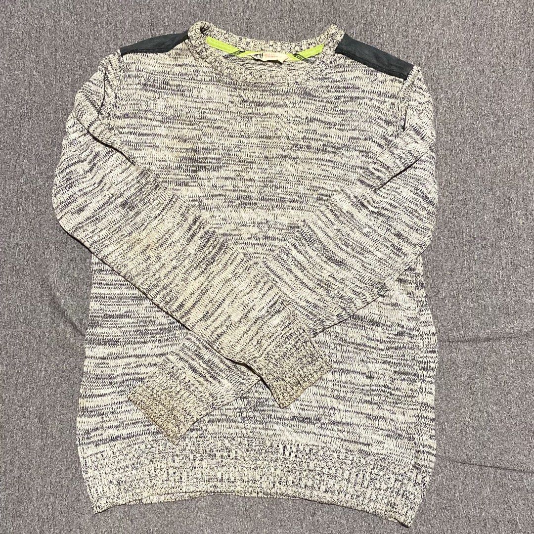Knitted sweater (Category: Coats, Jackets and Outerwear) located in Manila. Submitted by dustindustin (Listing ID 1468611435, Image 1). Description: .