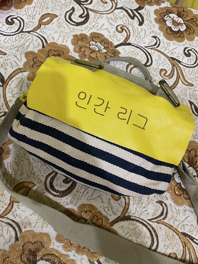 Korean Bag (Category: Shoulder Bags) located in Marikina City. Submitted by greatfindsmnlph (Listing ID 1468711297, Image 2). Description: Korean Bag Price: 250 Size: Small Width: 12 Length: 18.5 Color: Multicolor Color Rate: 10/10 Condition: 10/10 almost new Very nice in actual.