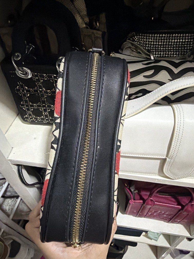 KS Sling (Category: Cross-body Bags) located in Pasig City. Submitted by rashamd (Listing ID 1468630647, Image 2). Description: 📌NOT OG BOUGHT ORANGE APP 📌MIRROR.