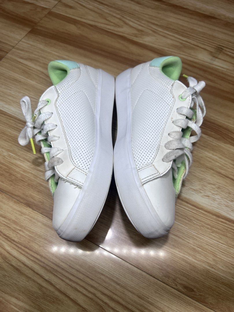 Lacoste White Sneakers US3 (Category: Babies & Kids Fashion) located in Bacoor. Submitted by pktd10 (Listing ID 1468635519, Image 2). Description: .